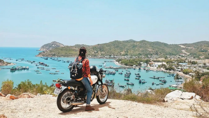 Nếu bạn muốn khám phá cảm giác phiêu lưu trên những con đường, việc đi xe máy cũng là một lựa chọn thú vị.