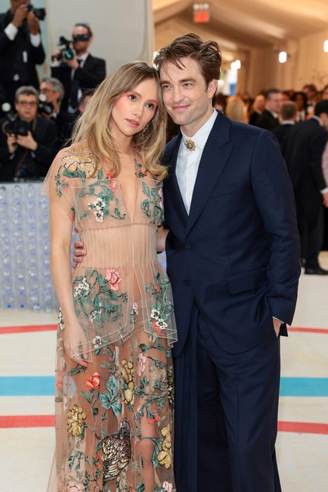 Vợ sắp cưới và con gái Robert Pattinson lên bìa một tạp chí