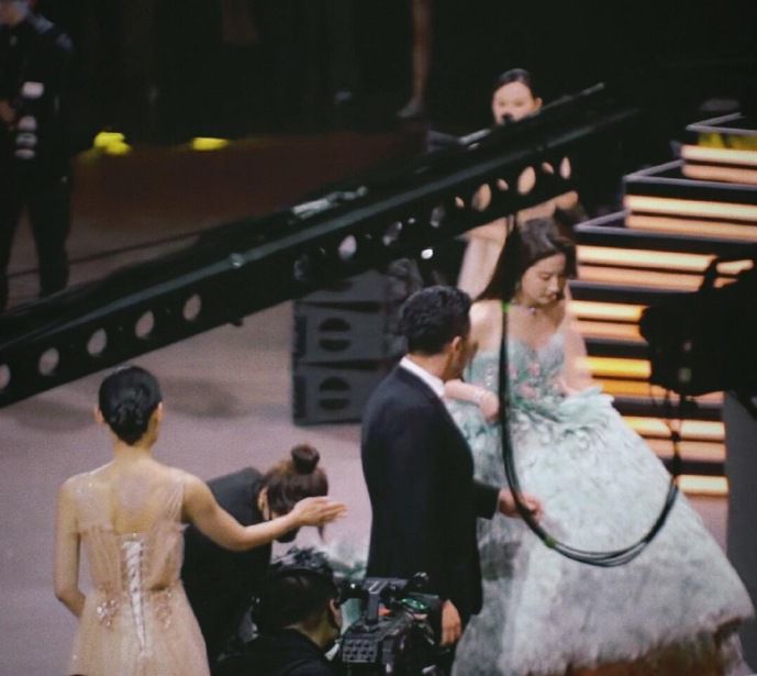 Vệ sĩ đáng tin cậy của Lưu Diệc Phi nổi bật với phong cách 'ngầu'