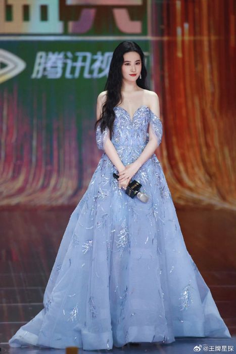 Vệ sĩ đáng tin cậy của Lưu Diệc Phi nổi bật với phong cách 'ngầu'