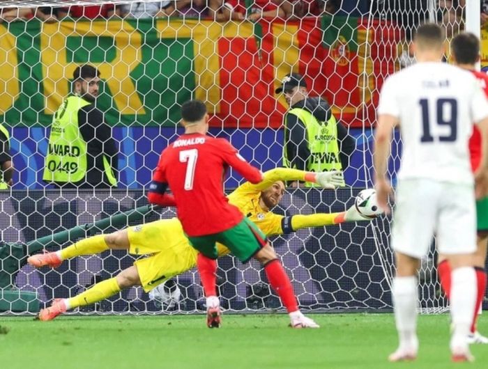 Cristiano Ronaldo gần như trở thành tội đồ, các tờ báo Bồ Đào Nha đã bày tỏ điều gì về đội trưởng này? 491261