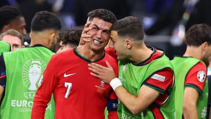 Cristiano Ronaldo gần như trở thành tội đồ, các tờ báo Bồ Đào Nha đã bày tỏ điều gì về đội trưởng này? 491259