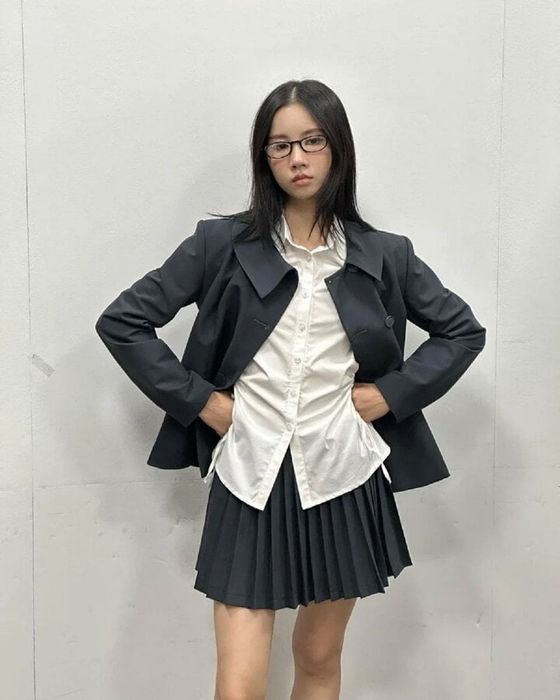 Sơ mi chiết eo có thể kết hợp linh hoạt với nhiều phong cách trang phục khác nhau.