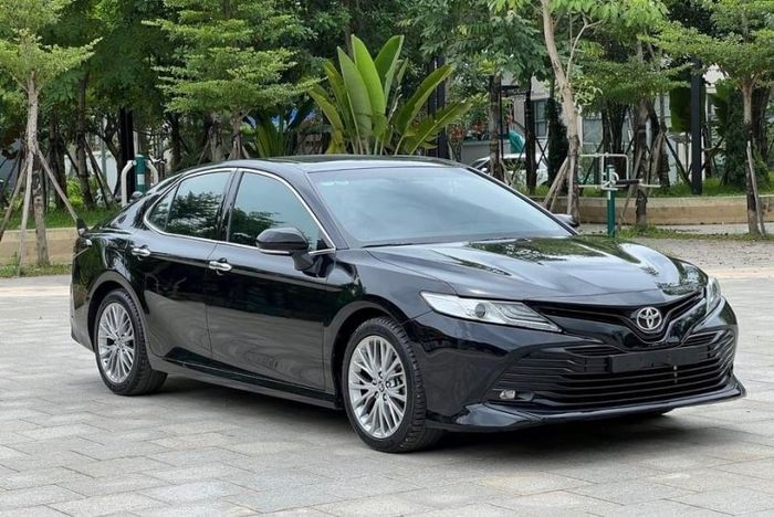 Sau 5 năm sử dụng, giá của Toyota Camry 2019 'full option' trên thị trường xe cũ là bao nhiêu? 492313