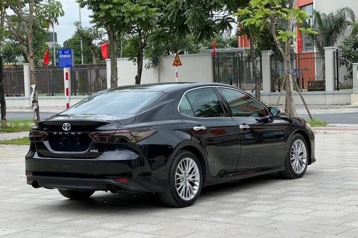 Sau 5 năm lăn bánh, giá của Toyota Camry 2019 'full option' trên thị trường xe cũ là bao nhiêu? 492314
