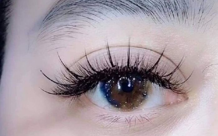 Phương pháp nối mi này kết hợp giữa kiểu nối mi cổ điển (classic) và volume (dày và dài).
