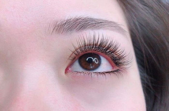 Phong cách nối mi tự nhiên là khi gắn mỗi sợi mi giả lên trên sợi mi thật một cách tự nhiên.