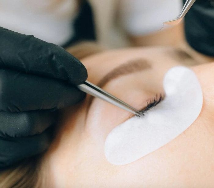 Nối mi là giải pháp đẹp mắt được nhiều chị em lựa chọn.