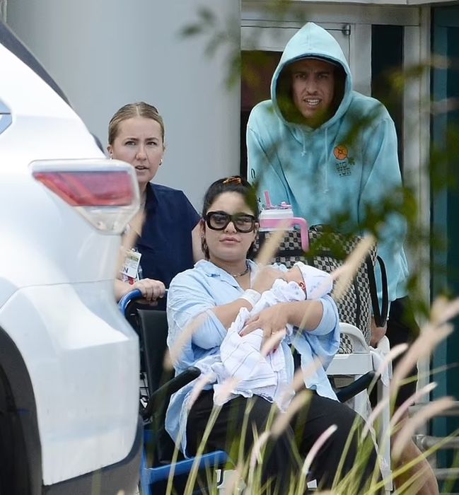 Vanessa Hudgens mới sinh con lần đầu tiên.