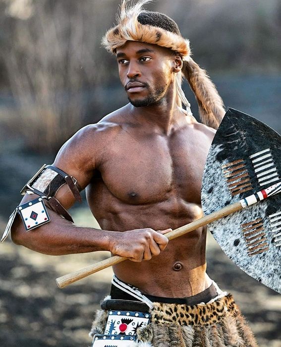 Chàng trai da màu đầu tiên giành vương miện Nam vương Siêu quốc gia