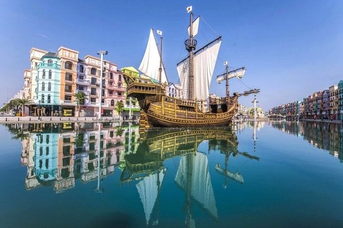 Một chiếc thuyền được xây dựng theo phong cách Trung cổ trên dòng sông tại Grand World