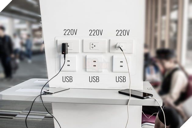 Mối Nguy Khi Sử Dụng Cổng Sạc USB ở Nơi Công Cộng