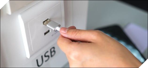 Mối Nguy Khi Sử Dụng Cổng Sạc USB ở Nơi Công Cộng