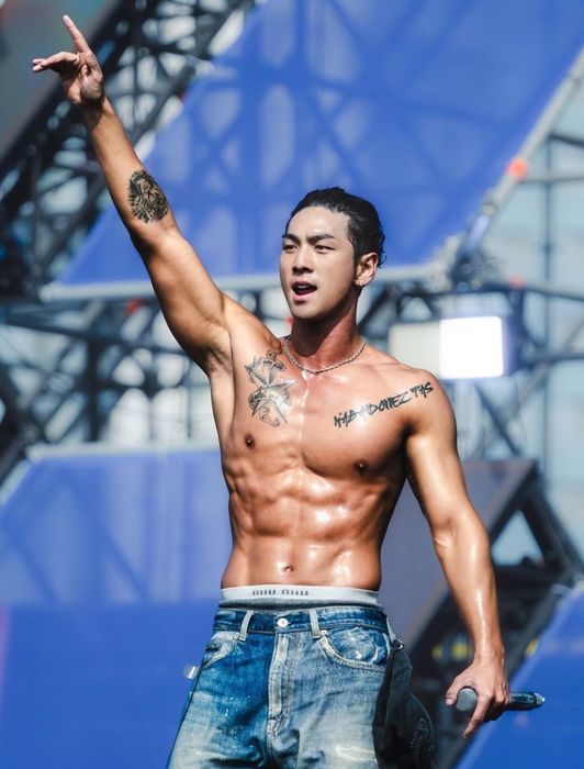 Baekho, cựu thành viên của nhóm Nu'est, tham gia sự kiện Waterbomb với diện mạo cuốn hút tại Hàn Quốc.