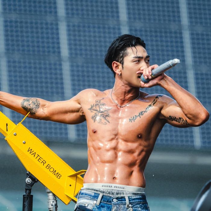 Baekho, cựu thành viên của nhóm Nu'est, xuất hiện rạng rỡ tại lễ hội Waterbomb tại Hàn Quốc.