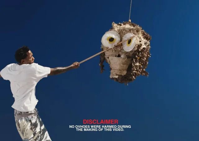 Cảnh Kendrick Lamar đánh con cú biểu tượng cho hãng thu âm OVO Sounds của Drake trong MV Not Like Us - Hình ảnh: pgLang