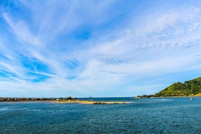 Biển Thiên Cầm có thiên nhiên hoang sơ với những dãy núi đồi ven biển.