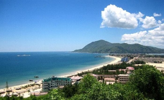 Biển Thiên Cầm được biết đến với cái tên 'Cung đàn biển' ở miền Trung.