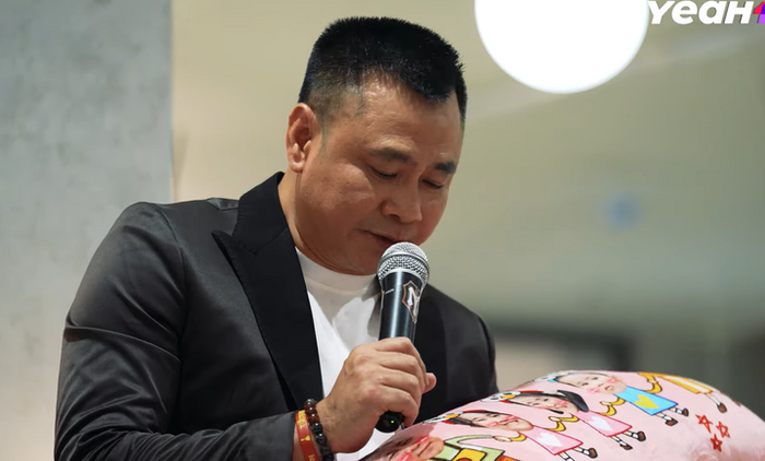 Tự Long không thể che giấu được xúc động với món quà đặc biệt này.