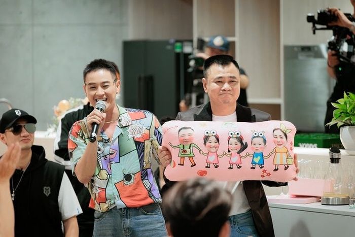 Thanh Duy đã in hình các thành viên trong gia đình lên chiếc gối ôm để tặng NSND Tự Long.