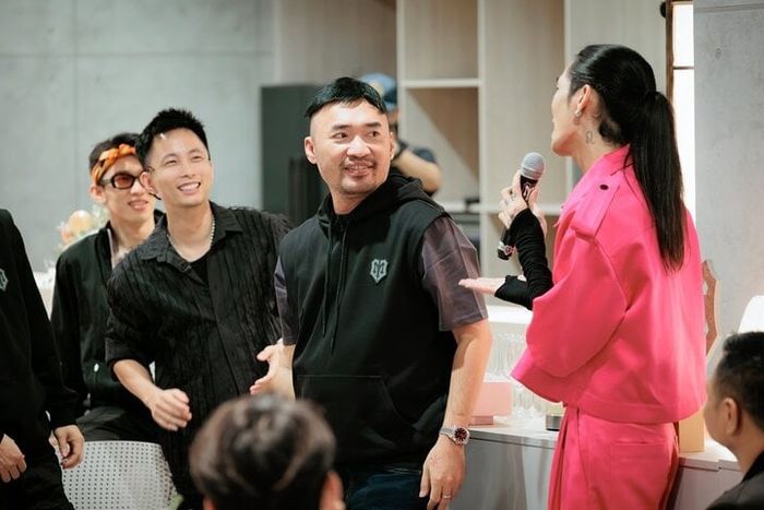 Tiến Luật nhận được món quà là thuốc mọc tóc và tóc giả.