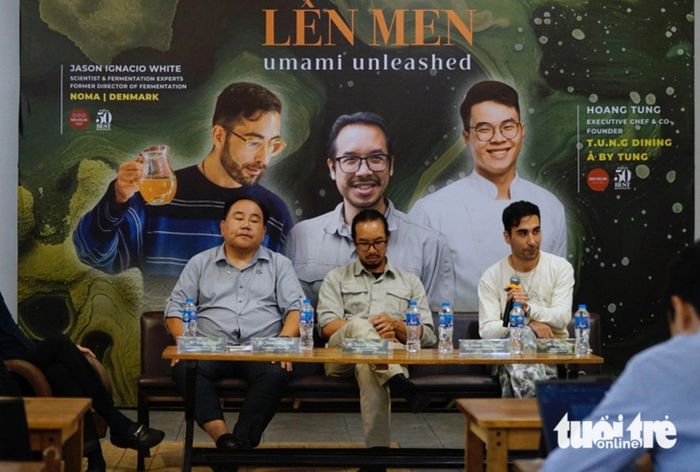 Các đầu bếp, chuyên gia đã thảo luận về các phương pháp lên men truyền thống của Việt Nam tại buổi họp báo - Ảnh: NGUYỄN HIỀN