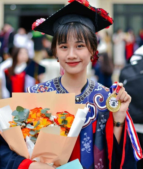 Sự xuất hiện của trang phục truyền thống cùng áo cử nhân đã làm cho cột mốc quan trọng trong đời như lễ tốt nghiệp thêm phần đáng nhớ, ý nghĩa hơn - Ảnh: PHẠM CHÂU BÌNH