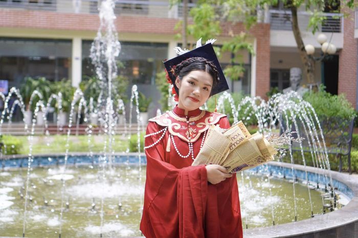 Nhiều bạn trẻ lựa chọn mặc áo tấc và vân kiên kết hợp với Việt phục vào ngày lễ tốt nghiệp - Hình ảnh: TRẦN NGUYỄN HƯƠNG THÙY