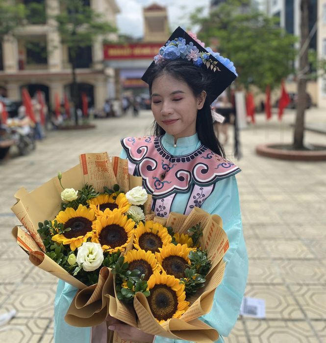 Đặng Kim Ly trong trang phục lễ đặc biệt mà cô đã chuẩn bị cẩn thận cho ngày lễ tốt nghiệp. - Ảnh: NVCC