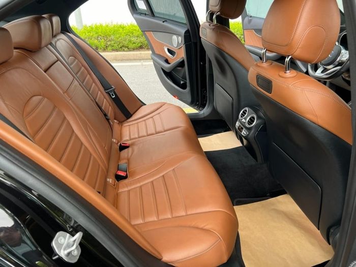Ngỡ ngàng với giá bán của Mercedes-Benz C300 AMG 2020 sau 4 năm sử dụng 495020