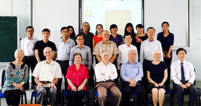 GS Cao Huy Thuần (trong áo trắng, ngồi ở giữa) trong một buổi giao lưu với khoa văn học của Trường Đại học Khoa học Xã hội và Nhân văn TP.HCM - Ảnh: GS Huỳnh Như Phương cung cấp