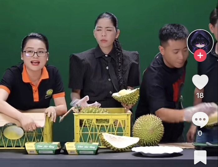 Buổi livestream bán hàng sầu riêng với sự tham gia của O Huyền sầu riêng, Hằng Du Mục và Quang Linh Vlog (từ trái sang phải) - Ảnh: chụp màn hình