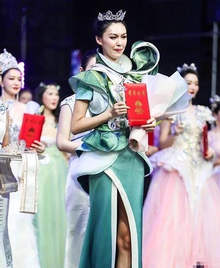 Cô siêu mẫu mù tái sinh nhờ tình yêu chồng mình