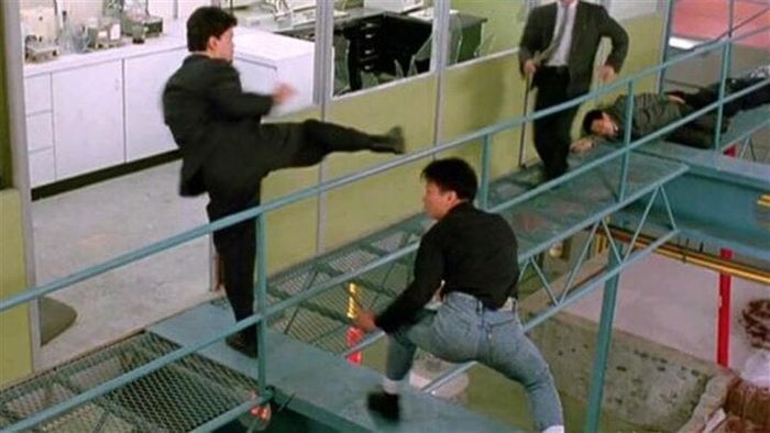 Tiền Gia Lạc thực hiện các cảnh hành động nguy hiểm đóng thế cho Thành Long (ảnh trên) và Nguyên Bưu (ảnh dưới) trong phim