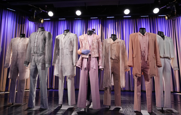 Outfits mà BTS mặc trong photo concept Proof Door đã được trưng bày tại triển lãm trước đó của bảo tàng vào tháng 6 - Ảnh: AP