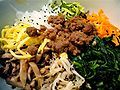 Các thành phần của bibimbap trước khi được trộn.