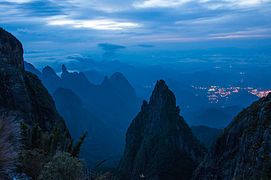 Vườn quốc gia Serra dos Órgãos ở bang Rio de Janeiro, Brazil vào lúc rạng đông thiên văn