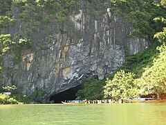 Cổng vào hang Phong Nha