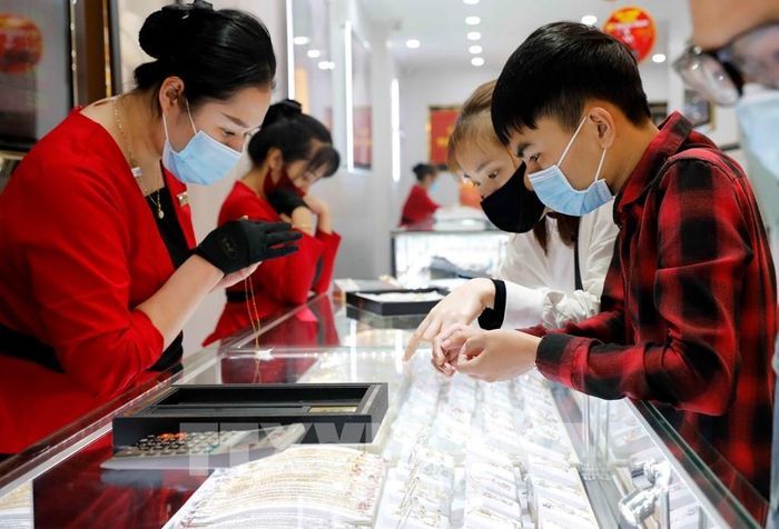 Giao dịch vàng tại Công ty vàng bạc Mạnh Hải, phố Hoàng Cầu, Hà Nội.