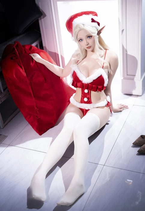 Hoshilily đốt nóng mạng xã hội với bộ cosplay Ông Già Noel Nóng Bỏng giữa mùa Hè