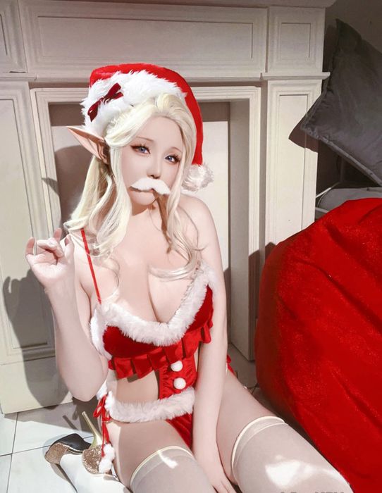 Hoshilily gây bão mạng xã hội với bộ cosplay Ông Già Noel Nóng Bỏng giữa mùa Hè