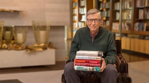 Bill Gates luôn duy trì thói quen đọc sách