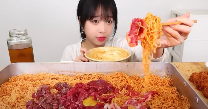 Thánh Mukbang thổ lộ nỗi sợ hãi, bị bạn trai dọa phát tán clip nhạy cảm