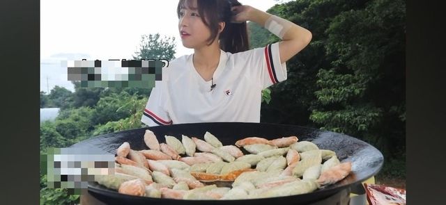 Thánh Mukbang van xin cứu giúp sau khi bị bạn trai dọa phát tán clip nhạy cảm