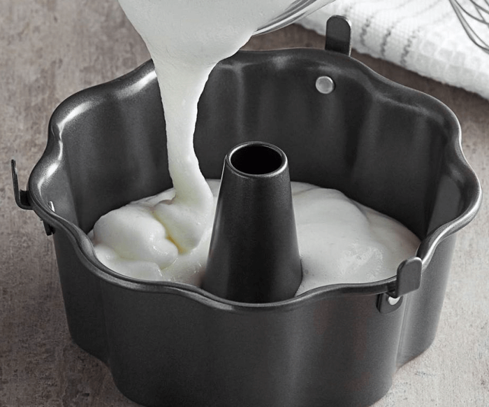 Theo Hannah Phạm, khuôn làm bánh Bundt là một trong những yếu tố quan trọng giúp cho vỏ bánh bò nướng giòn hơn - Ảnh: Chefstore