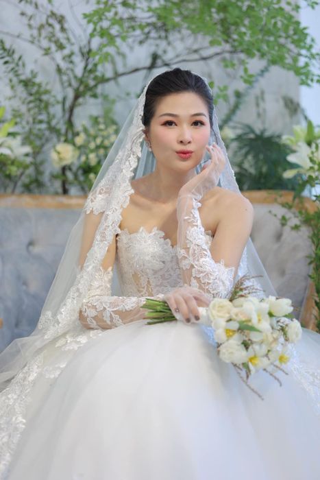 Giữa những tin đồn rạn nứt, vợ của Huy Khánh chụp ảnh cưới một mình