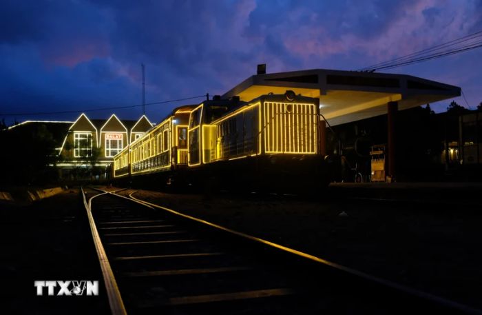 Hành trình khám phá Đà Lạt vào ban đêm bắt đầu từ Ga Đà Lạt – được xem như là nhà ga cổ đẹp nhất Đông Dương và kết thúc tại ga Trại Mát, với chiều dài gần 7km. (Ảnh: Nguyễn Dũng/TTXVN)