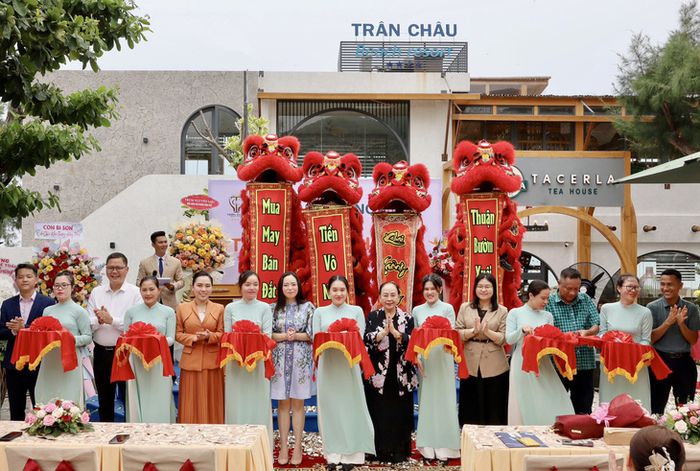 Ban lãnh đạo của Trân Châu Beach & Resort đã cắt băng khánh thành lễ khai trương thương hiệu Tacerla Tea House.