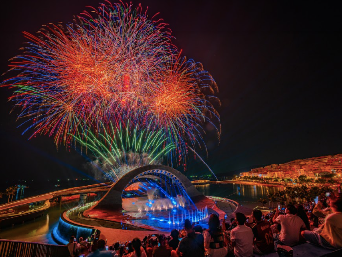 Show trình diễn Nụ Hôn Của Biển Cả lung linh sắc màu.