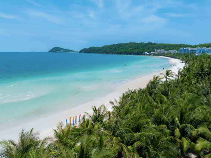 Bãi Kem - một trong những bãi biển đẹp nhất trên thế giới.